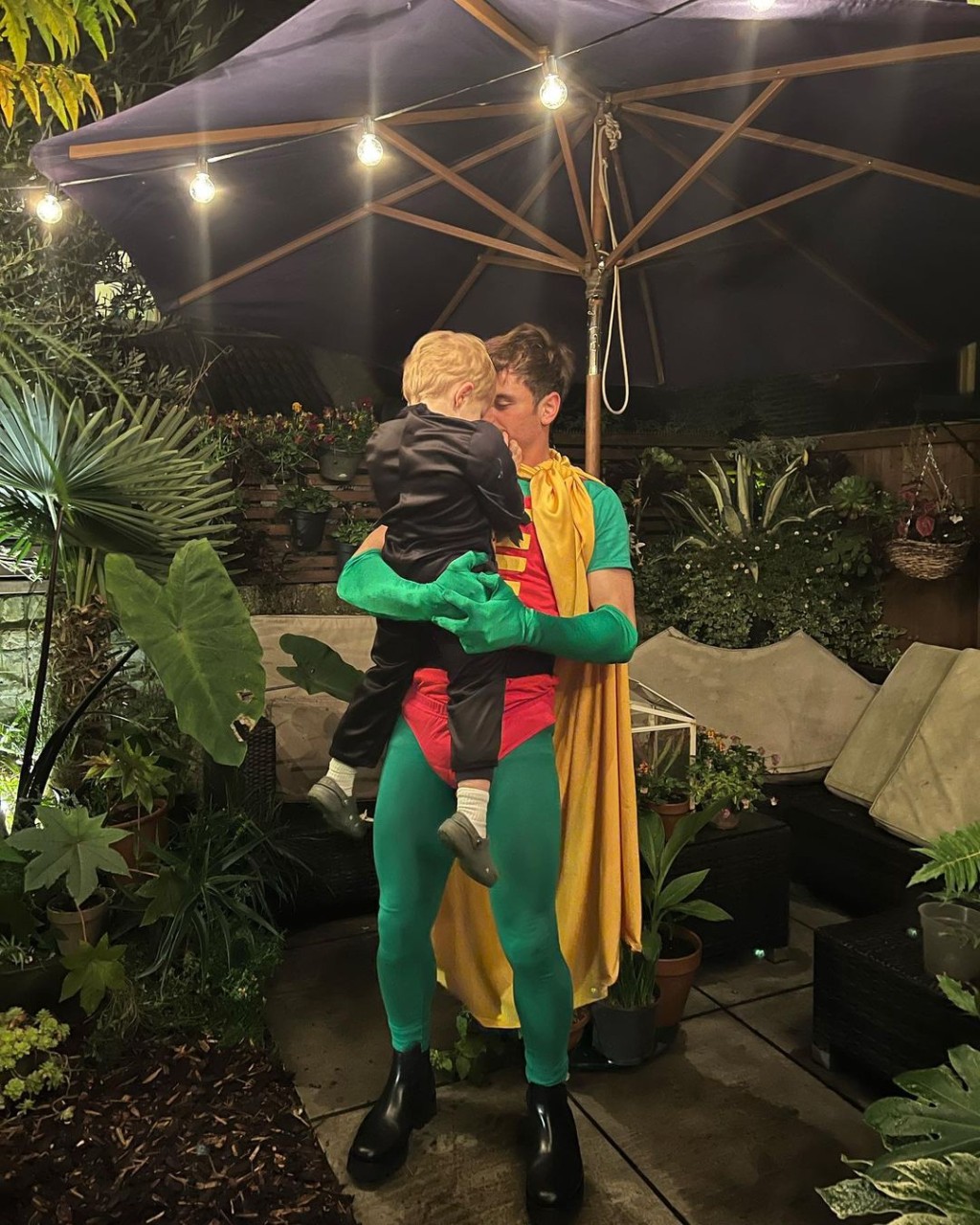 英國「跳水王子」Tom Daley及兒子Robert Ray。