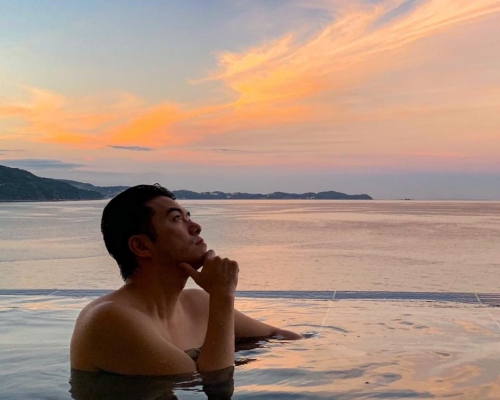 王友良一邊浸溫泉,一邊睇日落。