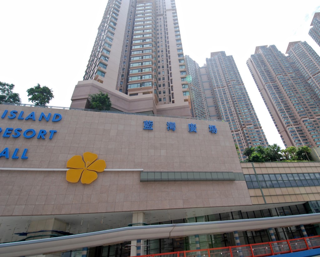 其中一名患者為售貨員,於藍灣半島廣場工作。資料圖片
