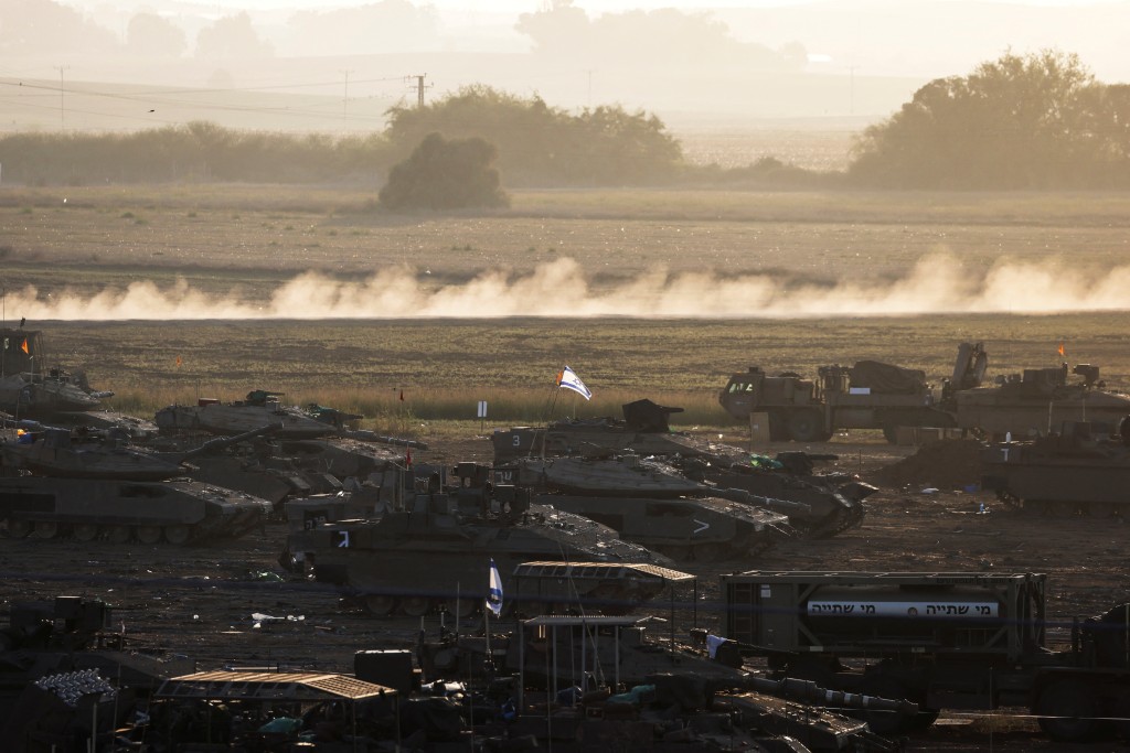 大批坦克云集加沙边境。路透社