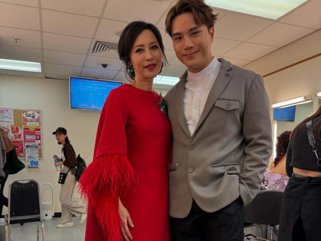 顧紀筠在IG上分享了台慶後台與藝人的合照。 顧紀筠在IG上分享了台慶後台與藝人的合照。