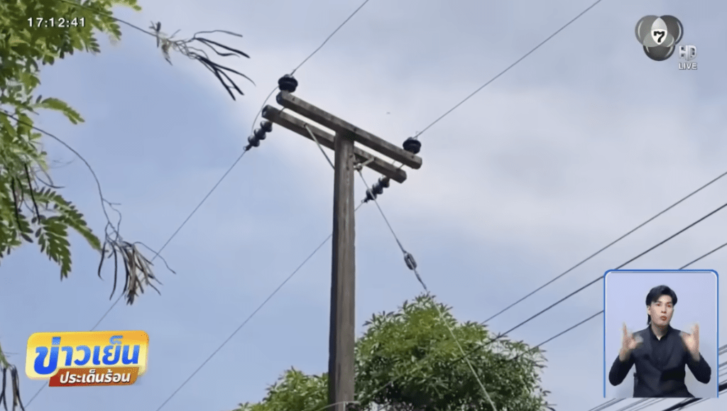 男子爬電壓電塔遭電擊身首異處亡，警方到現場調查。Ch7HD News畫面截圖