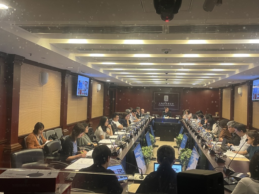 古物諮詢委員會今日（11日）下午舉行會議，通過將灣仔洪聖古廟及赤柱清真寺列為法定古蹟，會再向發展局提交建議。