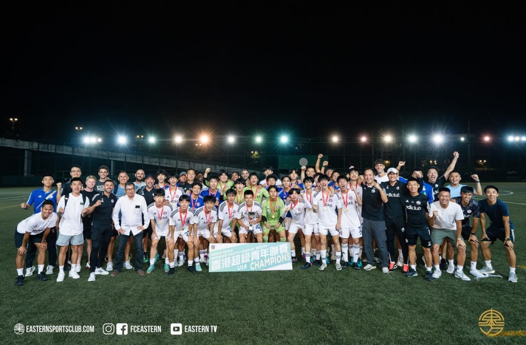 东方U18勇夺超青联U18组别冠军，赛后全队大合照。 东方足球队图片