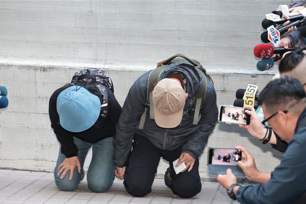 張文父母下跪道歉。 中時