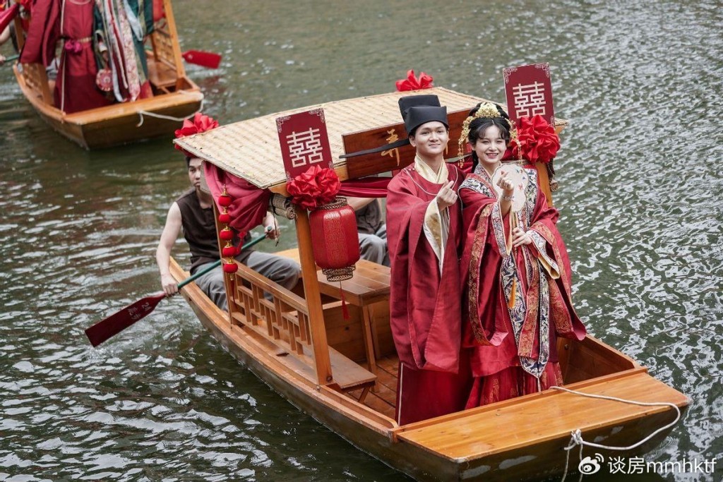 廣州的宋韻水上婚禮很熱閙。