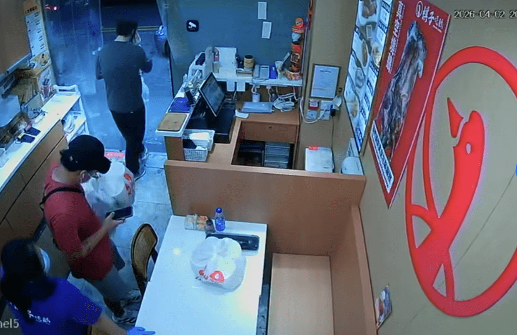 男子指一指其中一袋飯盒後便將其帶走,整個過程動作自然。 男子指一指其中一袋飯盒後便將其帶走,整個過程動作自然。