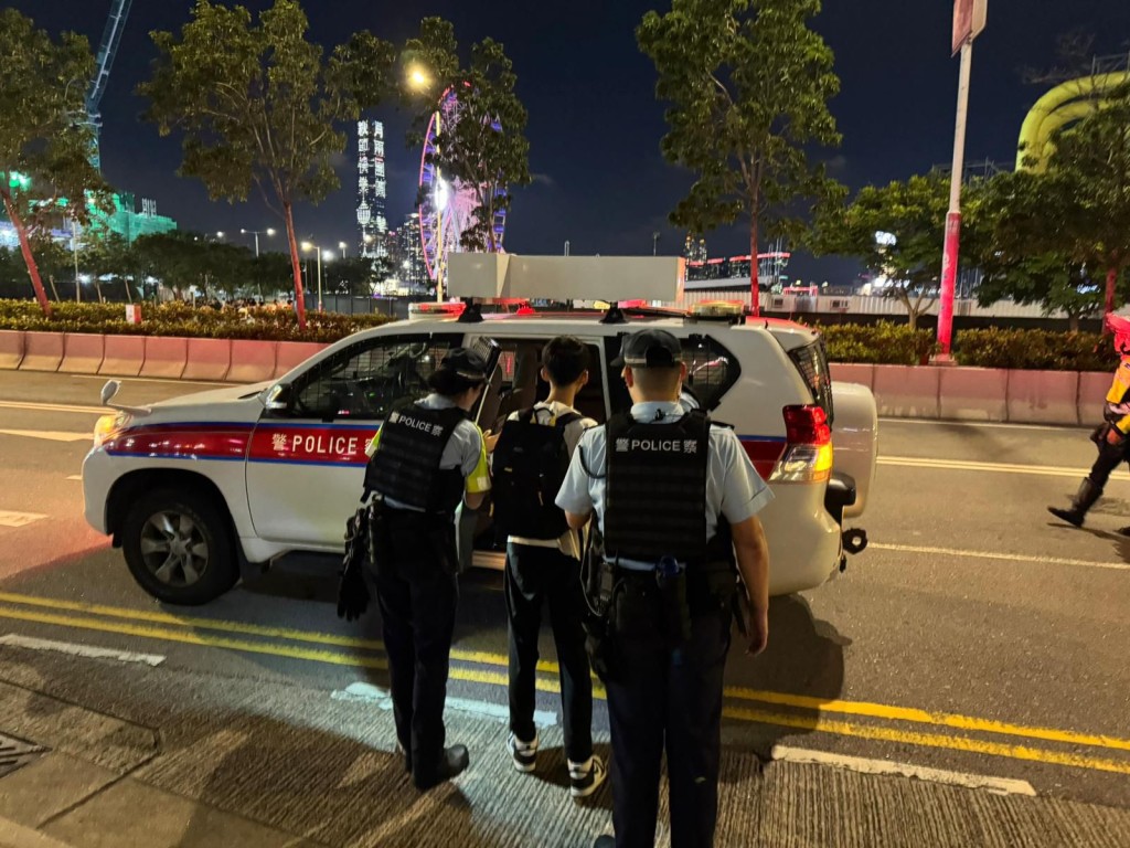 行動中，警方拘捕一名20歲持雙程證來港的內地男子。警方提供