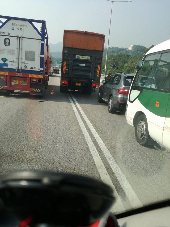 屯門公路4車相撞。香港交通突發報料區圖片