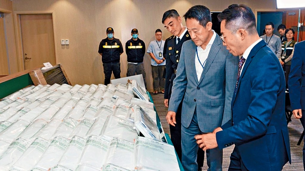 海關關長陳子達到訪破獲販毒大案的海關毒品調查科,聽取科系指揮官匯報案情。