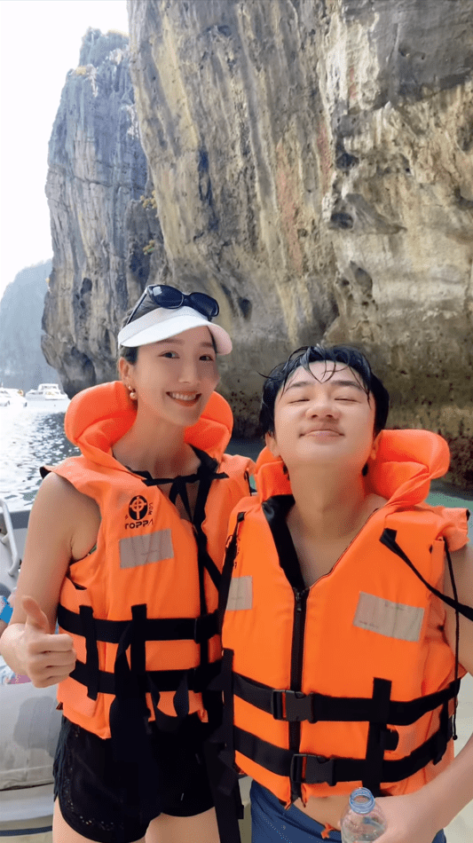 李亚男与王祖蓝穿上救生衣出海玩。