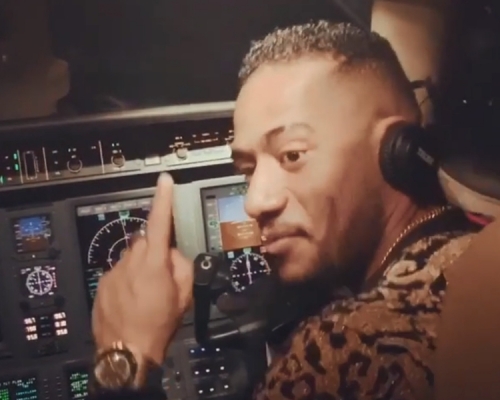 埃及一名民航機師在一次旅程中，竟然讓男影星穆罕默德‧拉馬丹坐進客機駕駛艙內。  Mohamed Ramadan IG