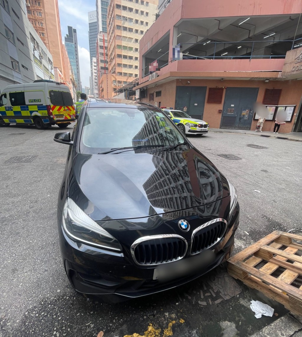警方在葵涌截獲的白牌車。 警方在葵涌截獲的白牌車。
