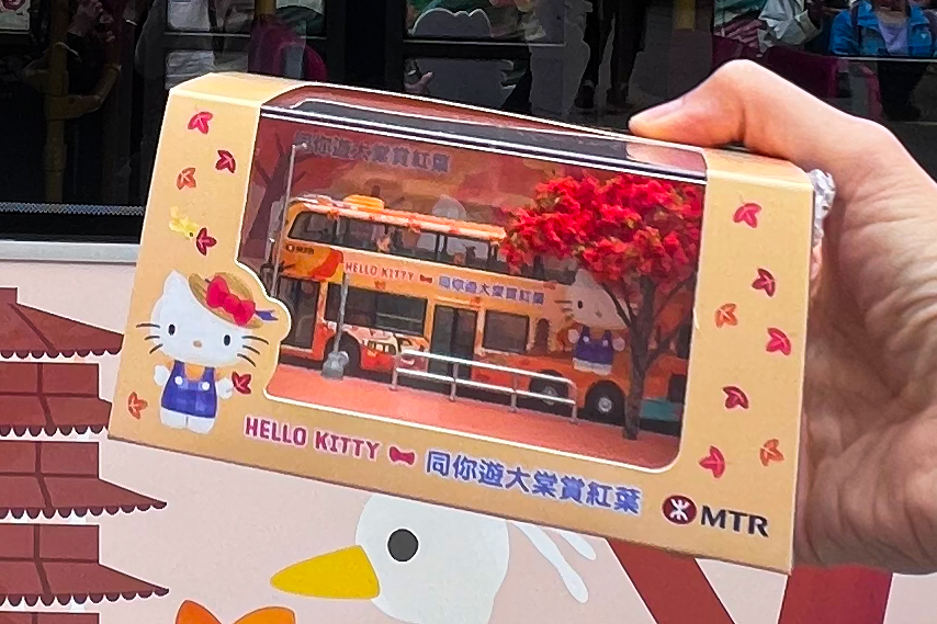 Hello Kitty特別版紅葉巴士場景模型。