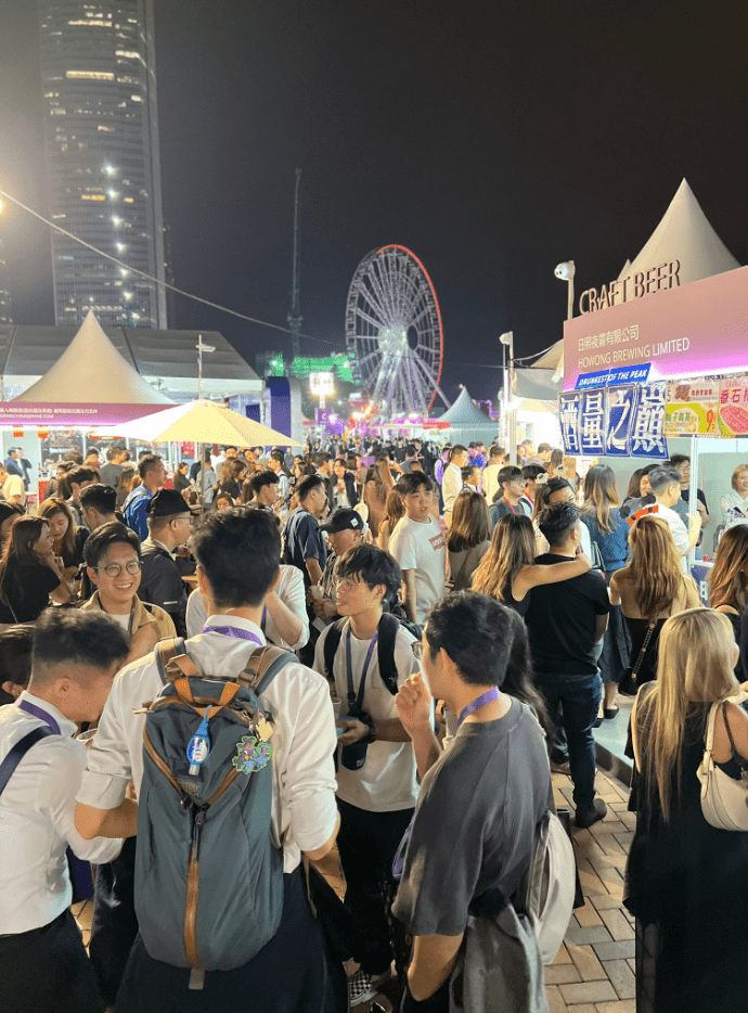 凌晨12點後,仍然有大批入場人士繼續暢飲,現場氣氛高漲。 凌晨12點後,仍然有大批入場人士繼續暢飲,現場氣氛高漲。