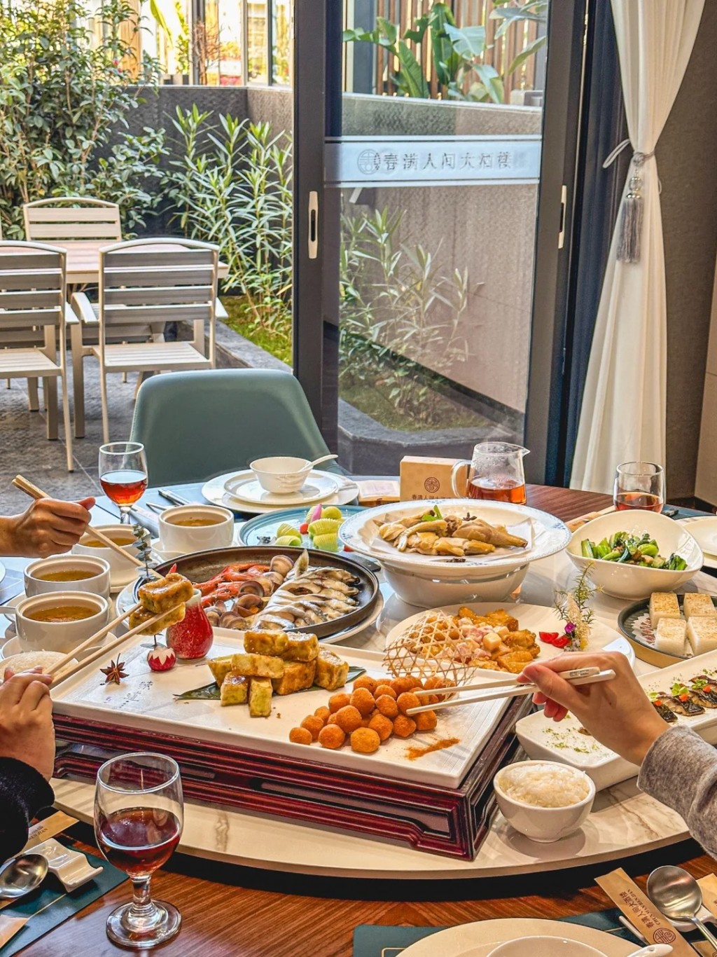 深圳许多民众在年三十前已和朋友及亲人聚餐庆祝新年。小红书