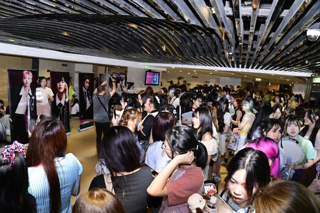 韩国男团CRAVITY昨晚在九展开骚，吸引大批粉丝支持，场面墟冚！