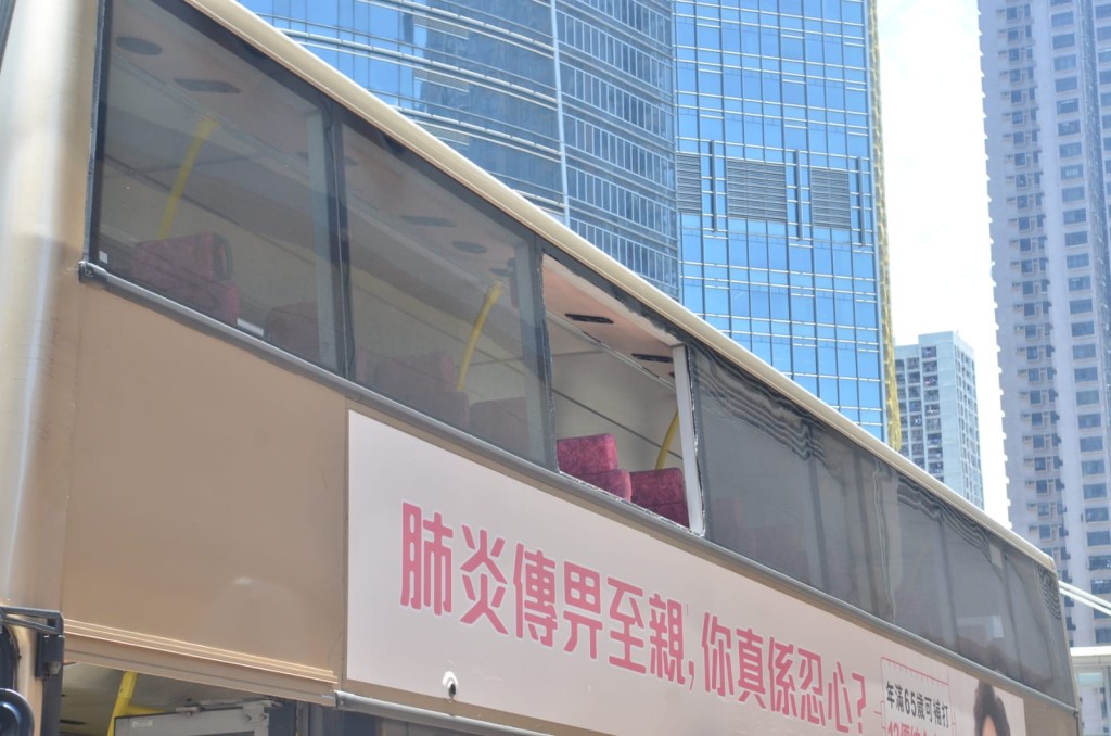 雙層巴士車窗損毀嚴重。