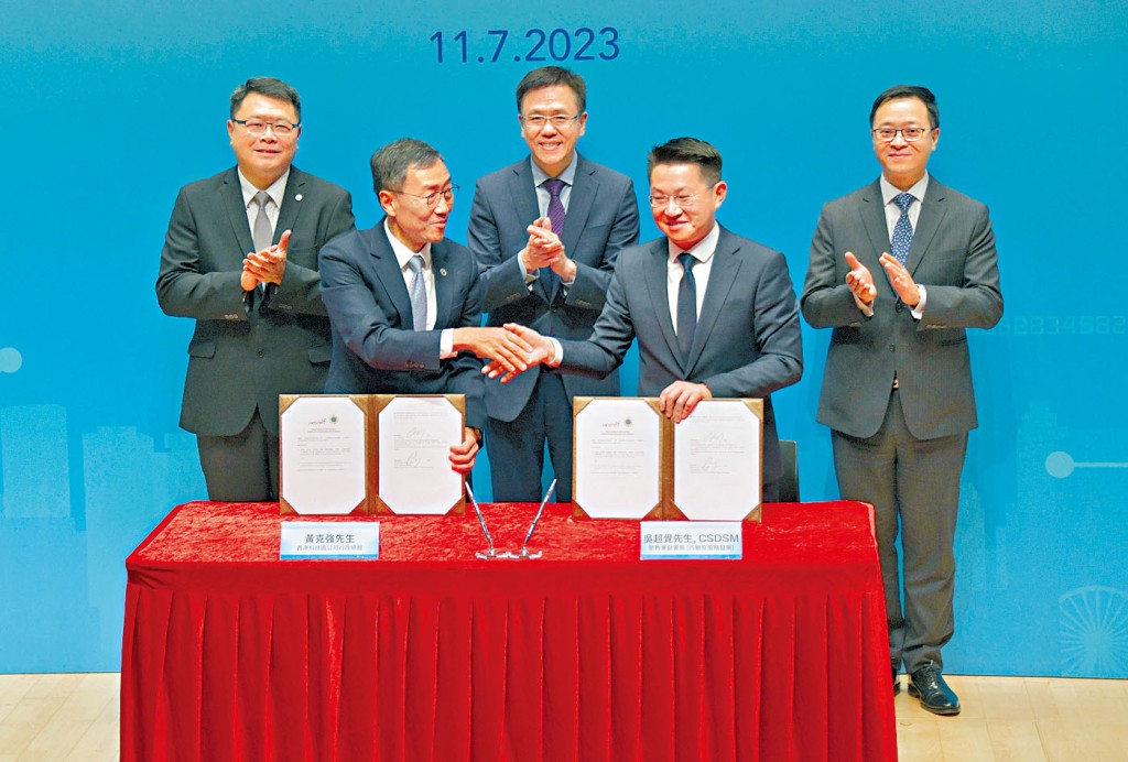 吳超覺(右二)和黃克強(左二)簽署備忘錄,創科局局長孫東(中)、懲教署署長黃國興(右一)和科技園主席查毅超(左一)見證。