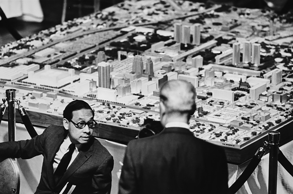 貝聿銘向一位俄克拉荷馬市官員講解他對該市新 市中心的發展提案。 約 1964 年 © The Oklahoman – USA TODAY NETWORK