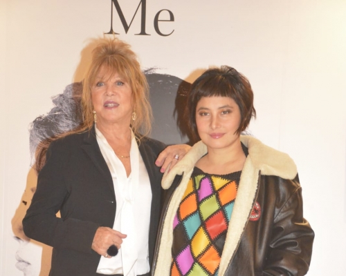 何超仪跟著名摄影大师Pattie Boyd出席《George，Eric and Me》摄影展记者会。