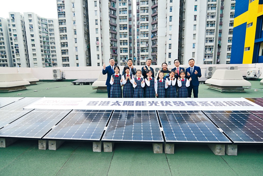 黃埔宣道小學的校長率領學生帶大家上天台參觀太陽能光伏發電板的裝置。