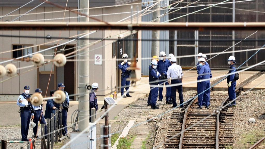 事故翌日县警继续在事故现场调查。 路透社