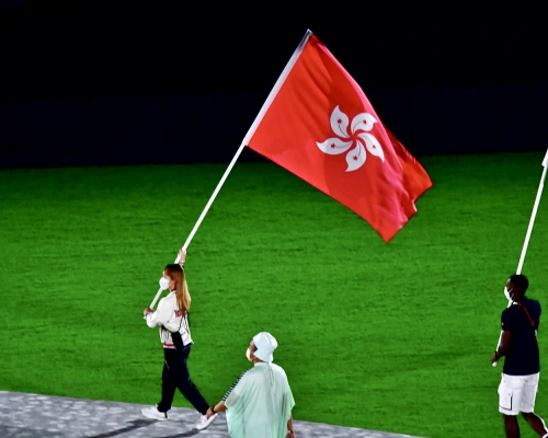 劉慕裳代表香港擔任持旗手進場。記者梁柏琛東京攝