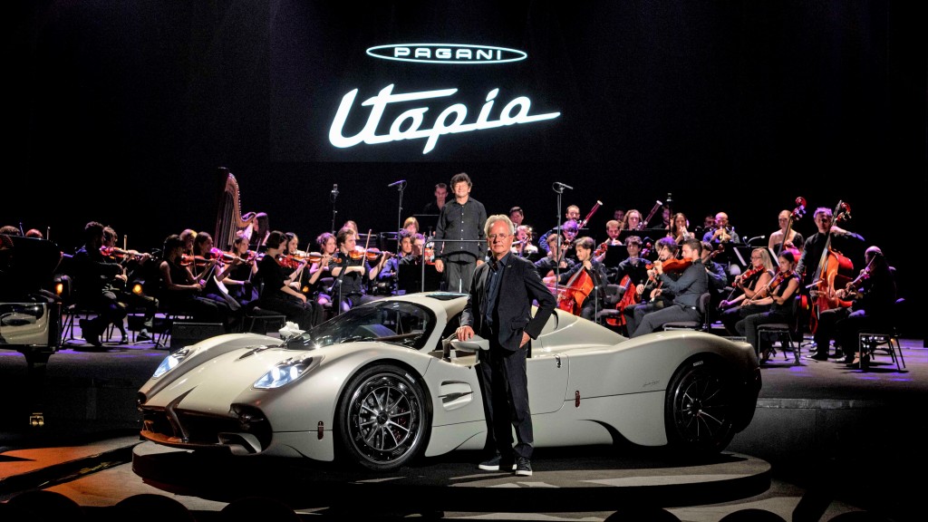 ●全新Utopia在米蘭音槳學院管弦樂團演奏下出場，這是創辦人Horacio Pagani第三款全新設計車型。