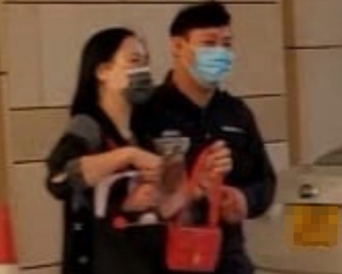 被告鄧浩賢(右)