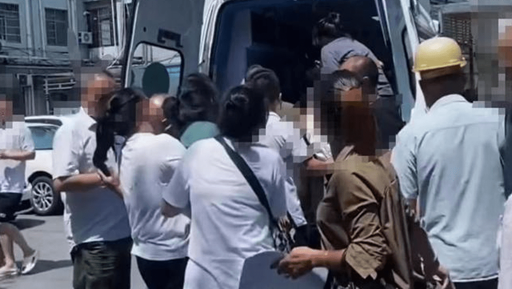 湖南一名男子中槍身亡，一家醫院住院部大樓前，多名家屬在痛哭。