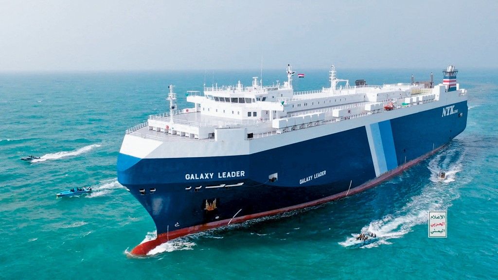 「銀河領袖號」貨船11月20日被胡塞武裝脅持，駛往扣押地點。　