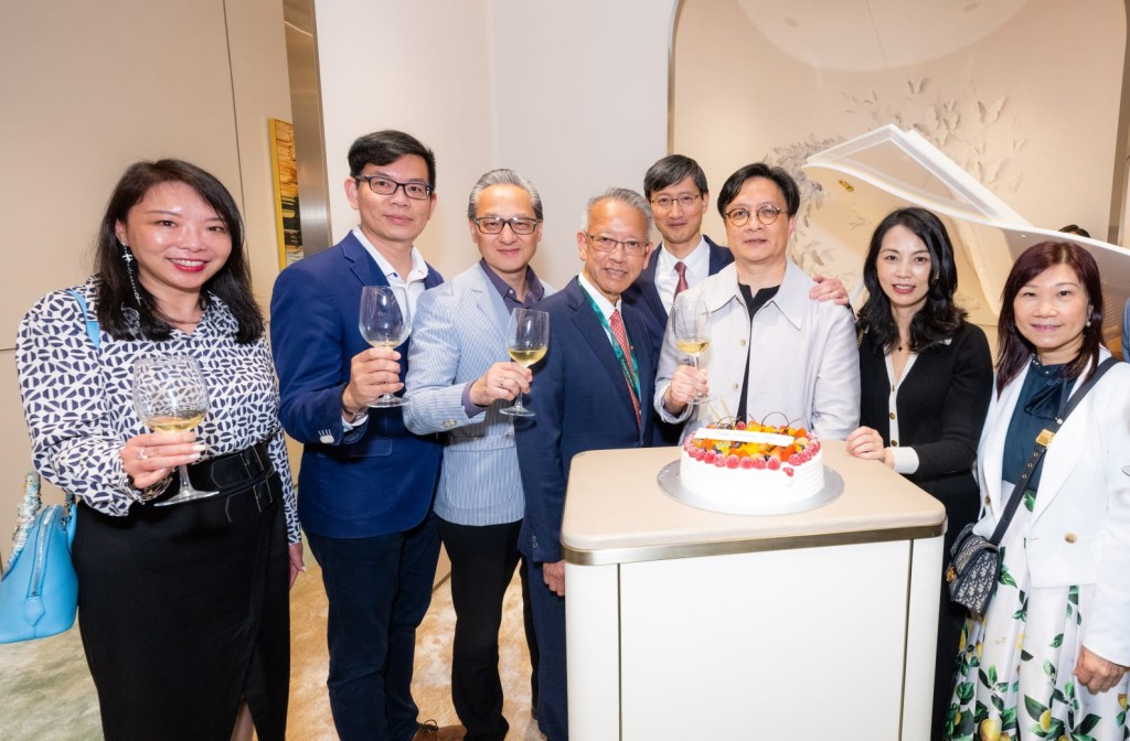 樓盤的合作夥伴一天瀧一眾發展商為合作夥伴之一黃浩賢提前慶生，更開香檳慶祝，預祝項目紅盤大賣，挑戰呎價新高。