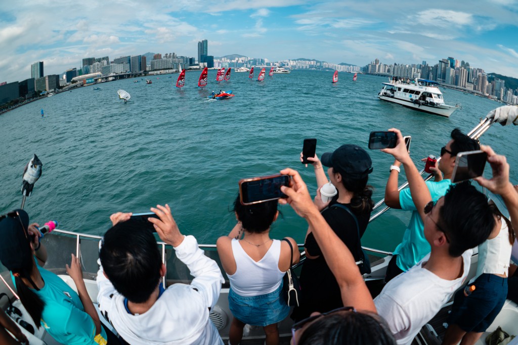 香港滑浪风帆公开锦标赛，周日在维港上演表演赛。 中国香港滑浪风帆会图片