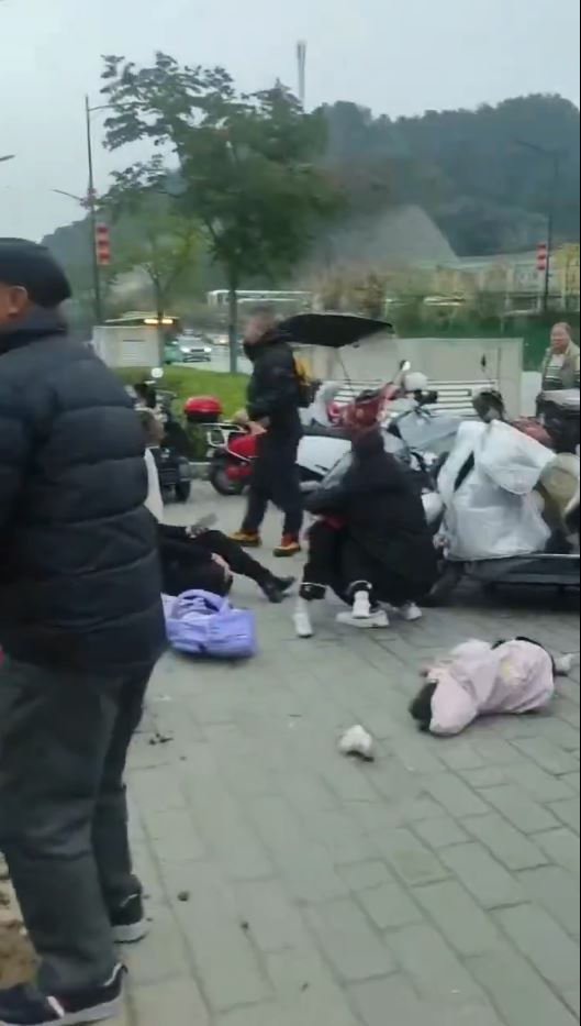 白色私家車撞入等過馬路的人群，造成嚴重傷亡。Ｘ