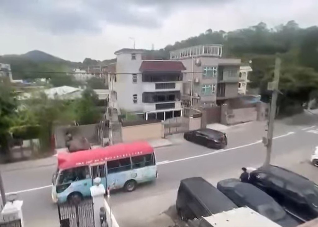 小巴最後駛走。fb馬路的事討論區影片截圖