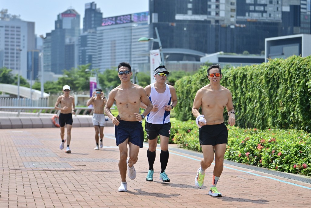 本港天氣酷熱。陳極彰攝