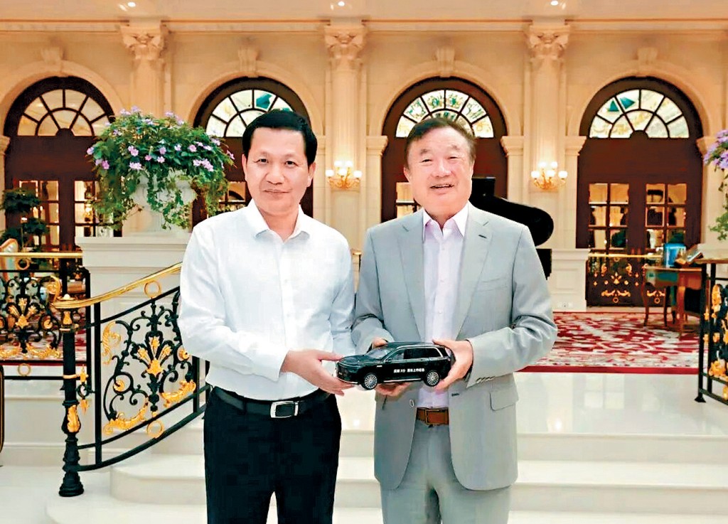 会面时，冯长军向任正非（右）赠送汽车模型。