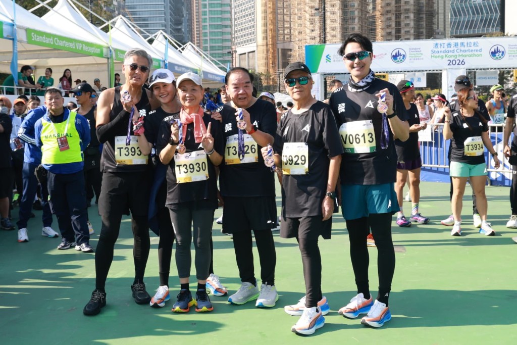 周潤發今次一行朋友20多人齊齊跑。