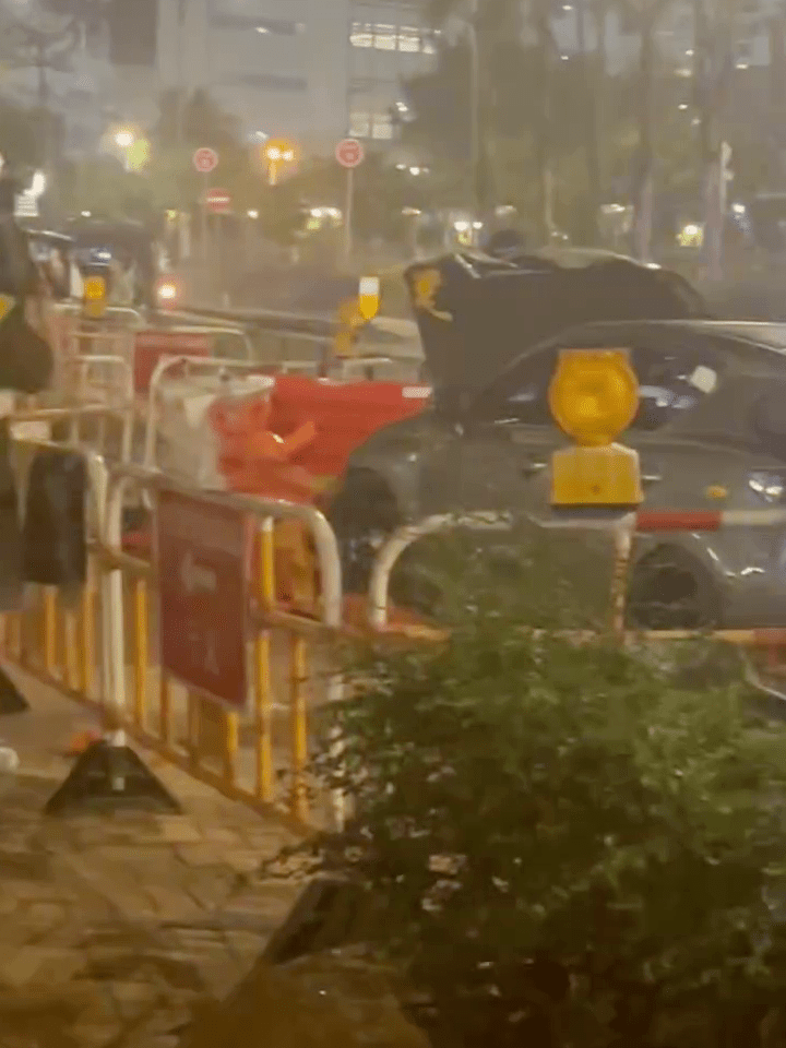 私家车直撞水马。FB：Wang Judith@青衣街坊吹水会