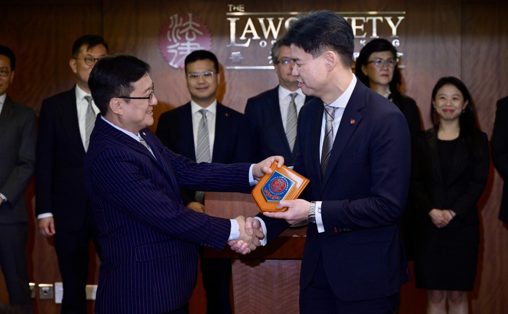 湯文龍感謝陳澤銘及一眾前會長對律師會的貢獻。