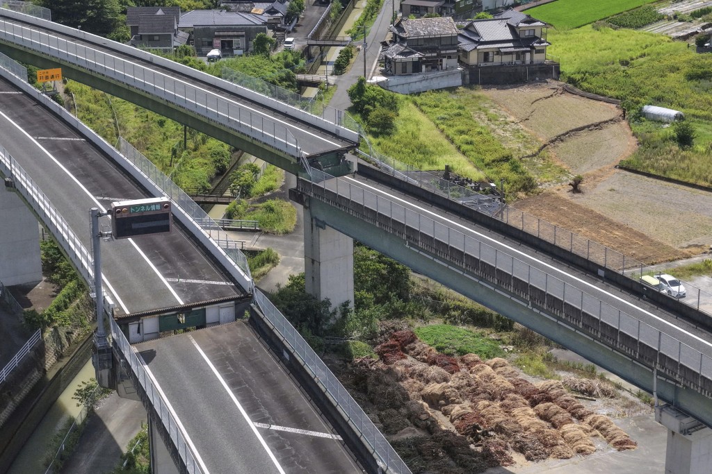 有高架天橋斷裂。路透社