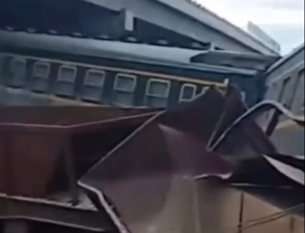 黑龙江发生旅客列车出轨意外。影片截图 