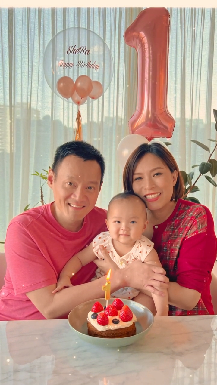 一家三口好幸福。 一家三口好幸福。