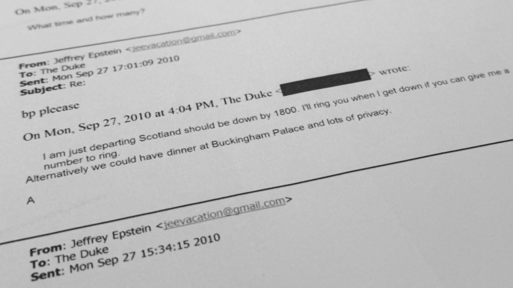 英國司法部文件顯示，安德魯提議愛潑斯坦到訪白金漢宮晚飯聚會。 美聯社