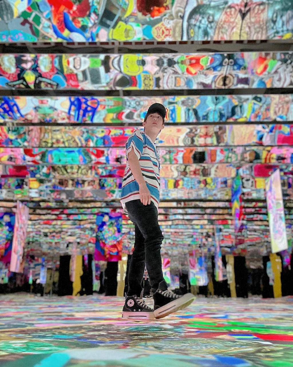 阿本在IG透露趁拍摄空档，去看了一个有趣的艺术展：香港🇭🇰油街艺术中心「人山人海」GARY CARD。