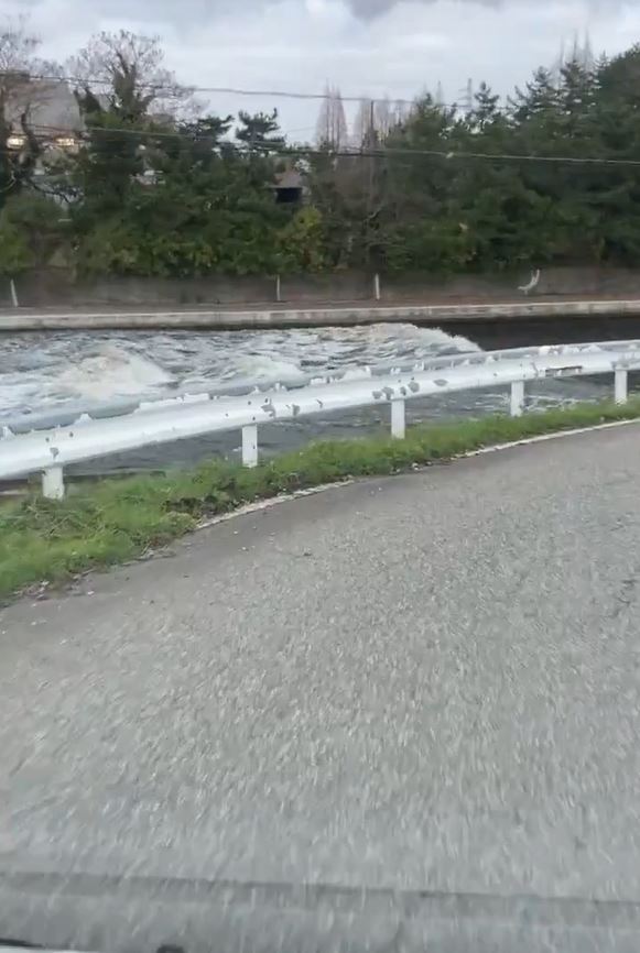 日本石川县能登发生7.6级地震，河道亦涌起巨浪。影片截图