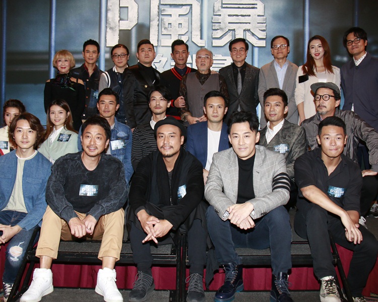 鹏哥到场后，古天乐就搭住鹏哥一齐大合照。（资料图片）