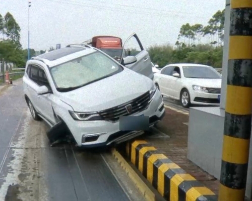蒼蠅在眼前遮住，女司機衝上高速收費站台。（網圖）