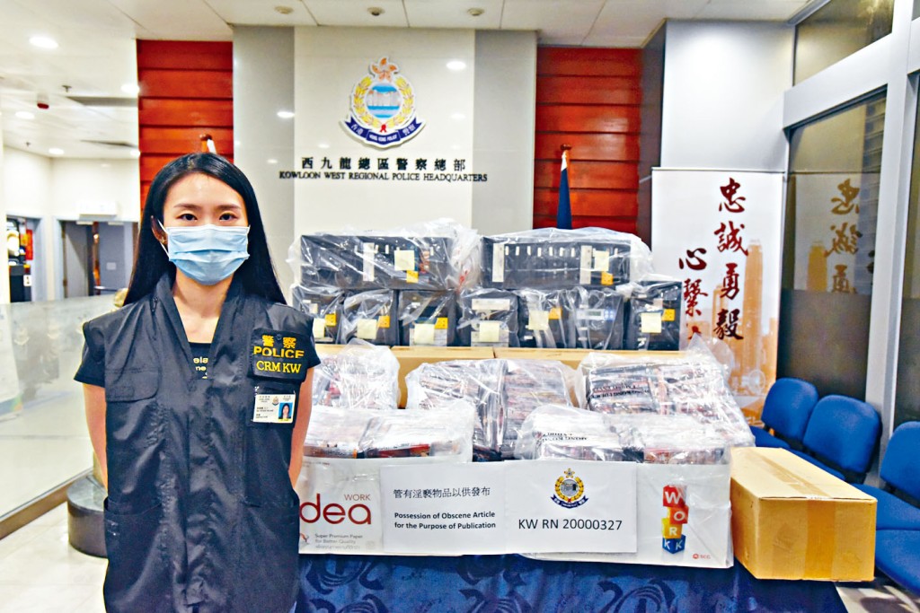 高級督察黃嘉慧展示緝獲的燒碟機及色情光碟。